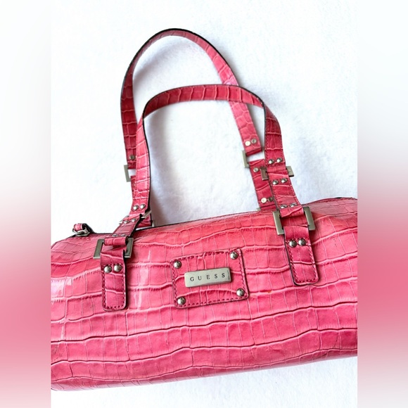 ✨Y2K VINTAGE GUESS PINK BARRL BAG PINK CROC BARREL BAG PINK GUESS SHOULDER BAG✨ - Picture 3 of 8